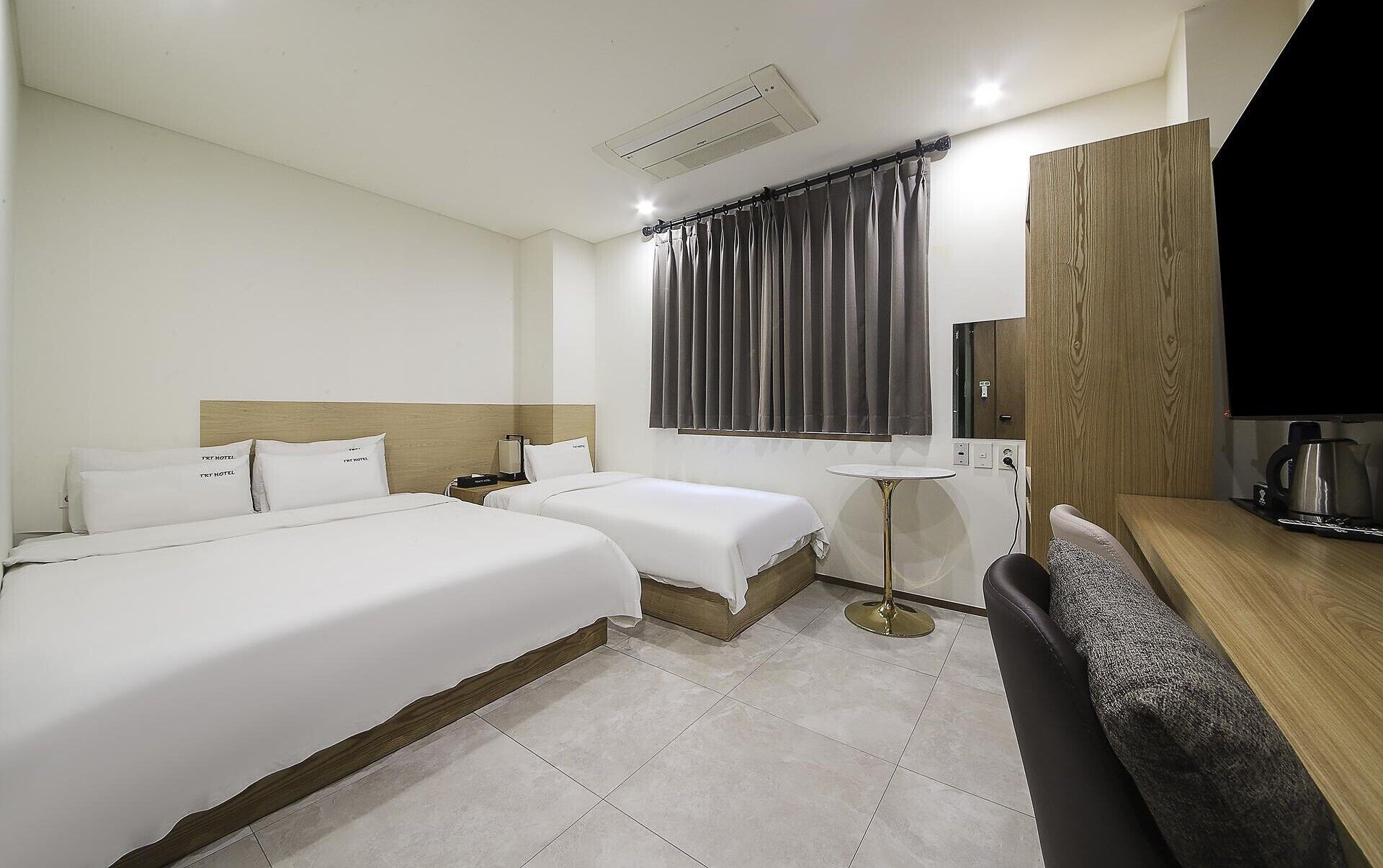 Standard Double - Free Netflix Service | 房內夾萬、隔音、熨斗/熨衫板、免費 Wi-Fi