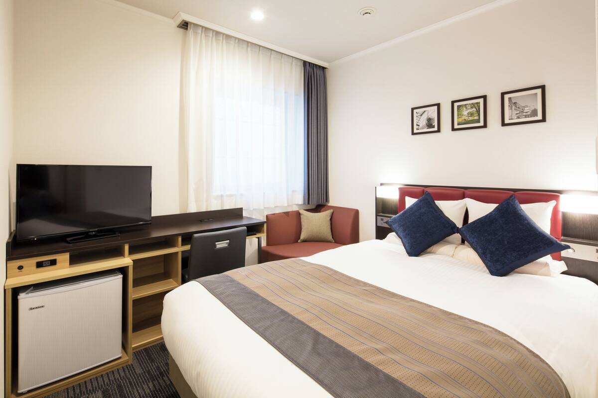 Desk, iron/ironing board (on request), WiFi (free), bed sheets