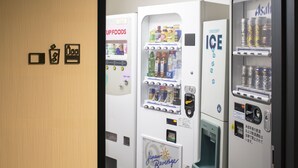 Zona de máquinas expendedoras con opciones de bebidas y aperitivos.