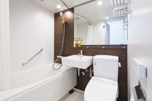 Combined shower/tub, deep soaking tub, free toiletries, hair dryer