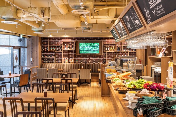 供应早餐和午餐