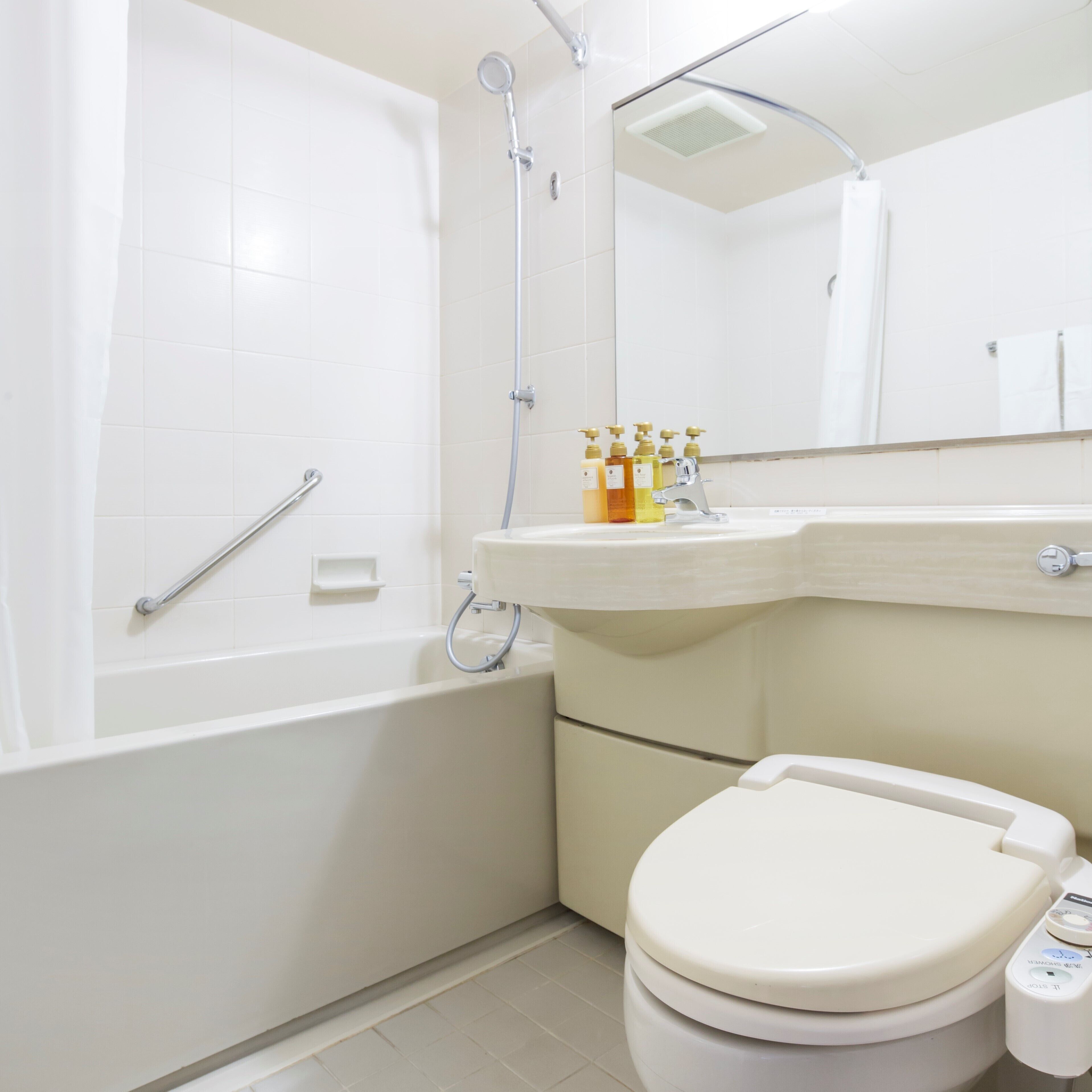 combined shower/bathtub, deep-soaking bathtub, free toiletries