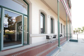 A building with a glass entrance, outdoor seating, and a no-smoking sign. - Mitchell River Tavern (Bairnsdale)