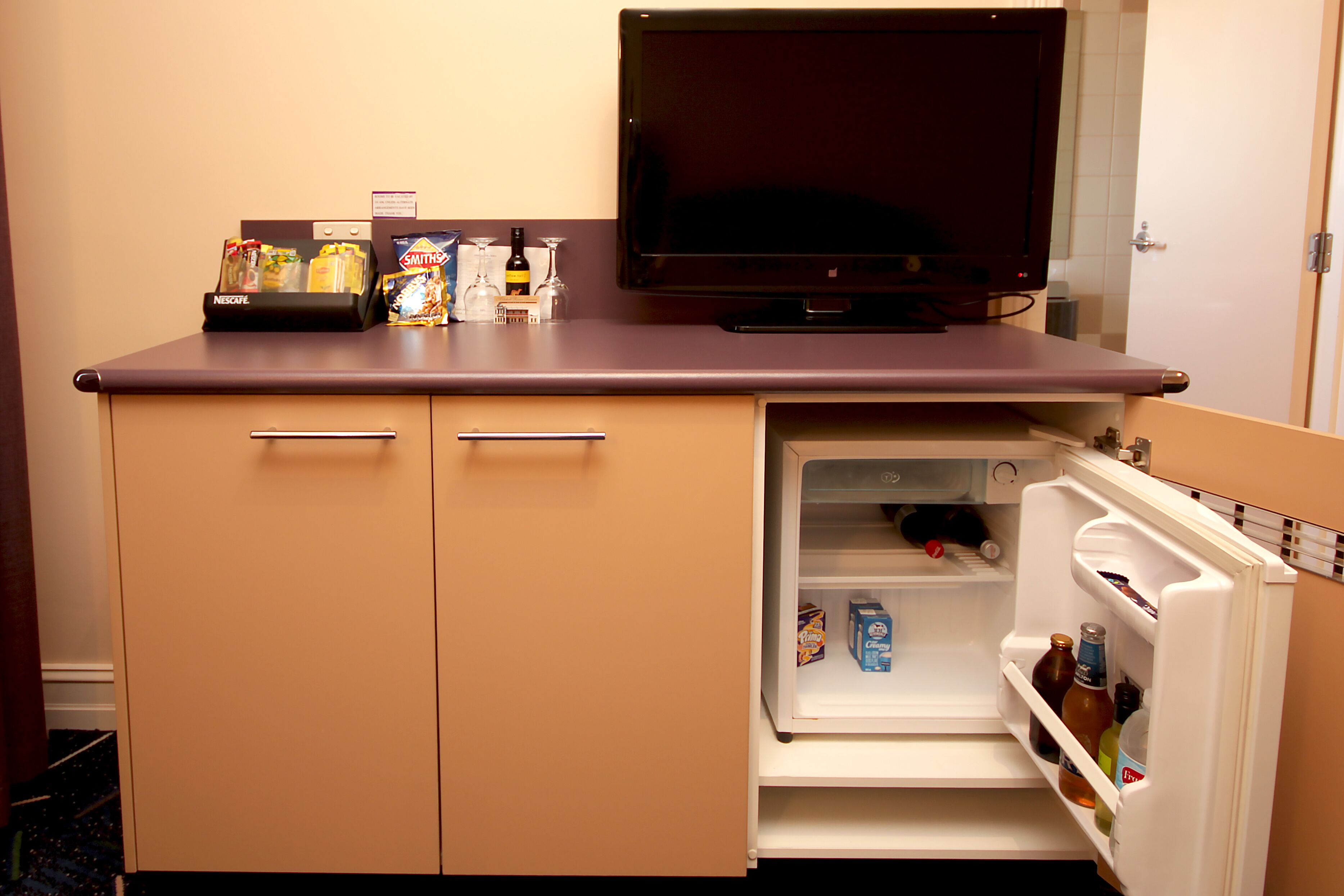 queen room | desk, iron/ironing board, free wifi, bed sheets