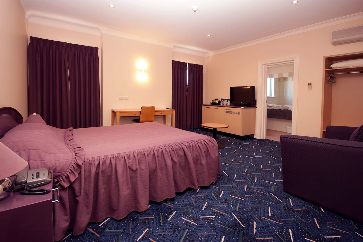 queen room | desk, iron/ironing board, free wifi, bed sheets