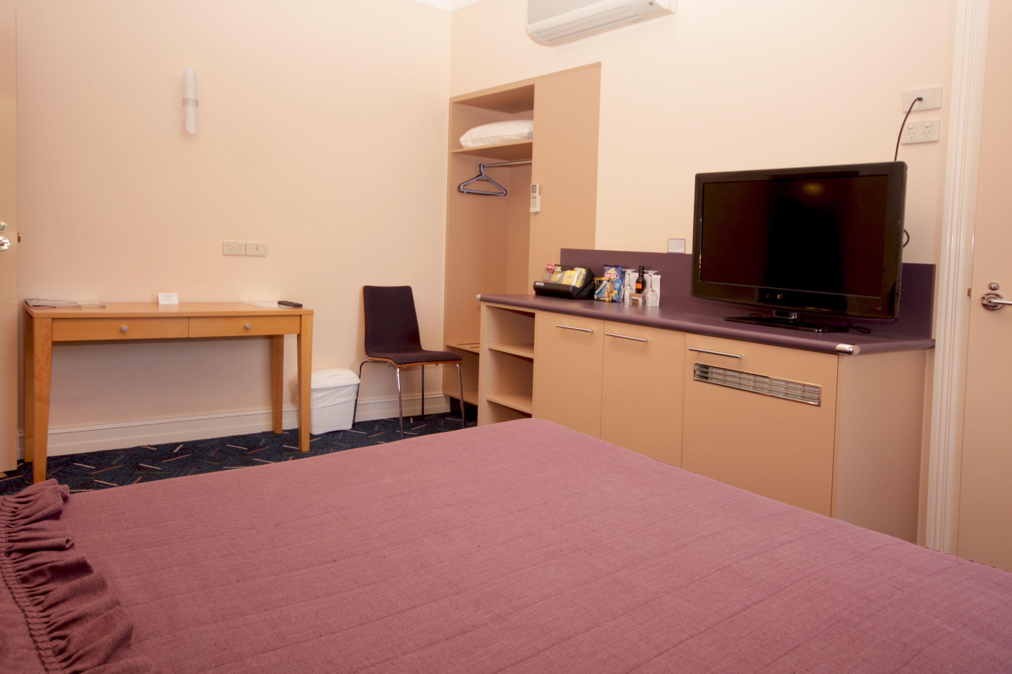 double room | desk, iron/ironing board, free wifi, bed sheets