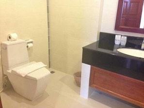 Shower, free toiletries, hair dryer, slippers - Athena Hotel (Pakse)