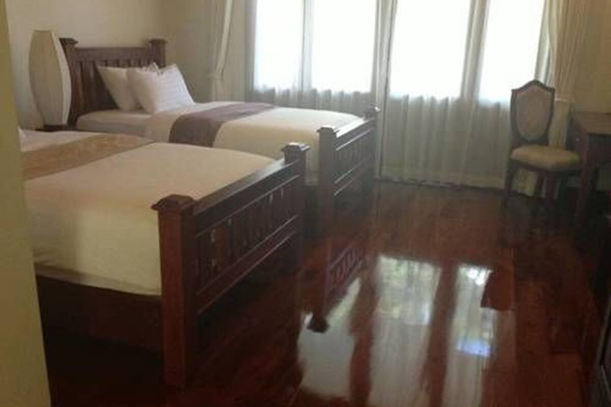 standard twin room | minibar, in-room safe, desk, rollaway beds