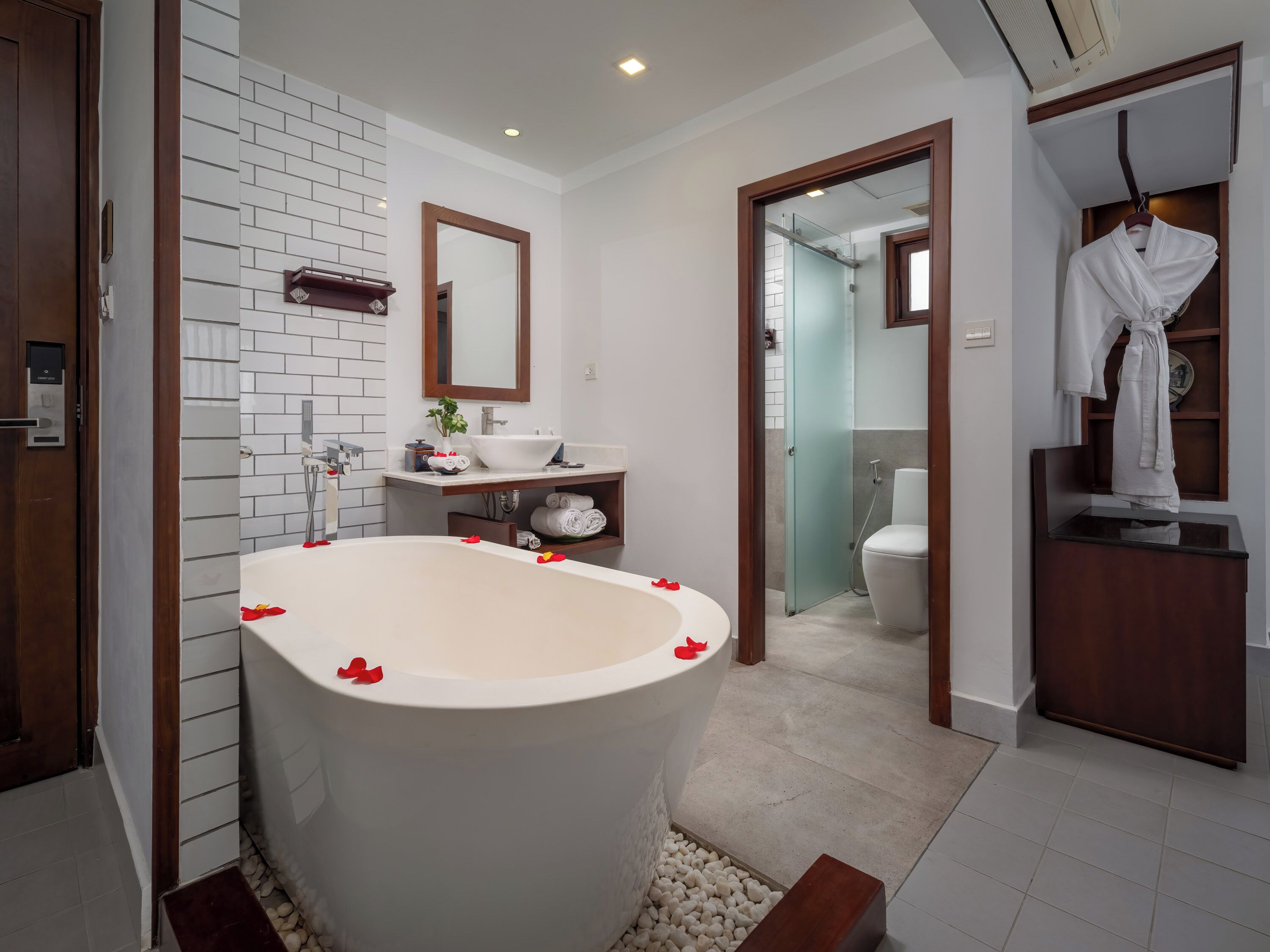 honeymoon suite, balcony, river view | deep-soaking bathtub