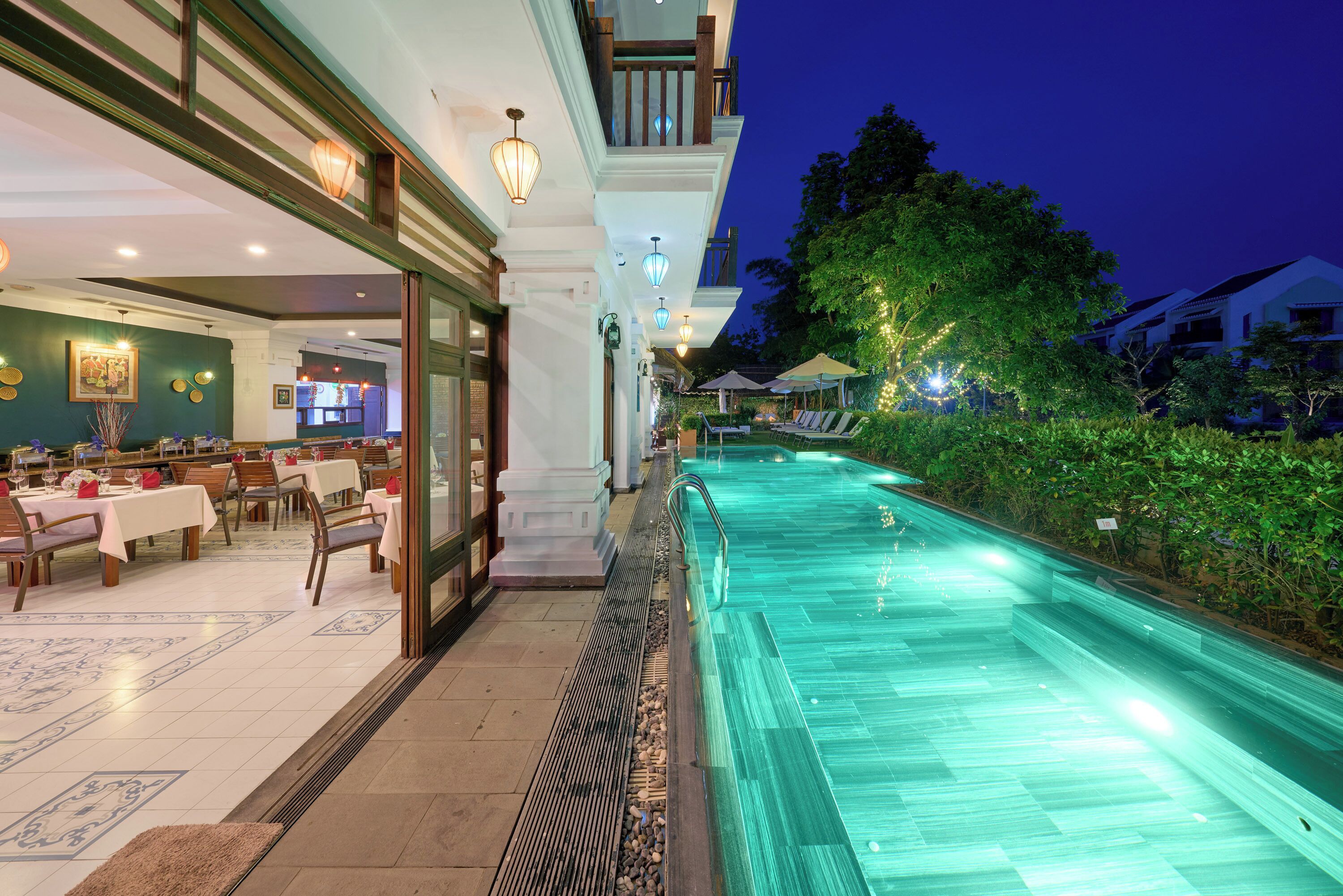 outdoor pool, pool umbrellas