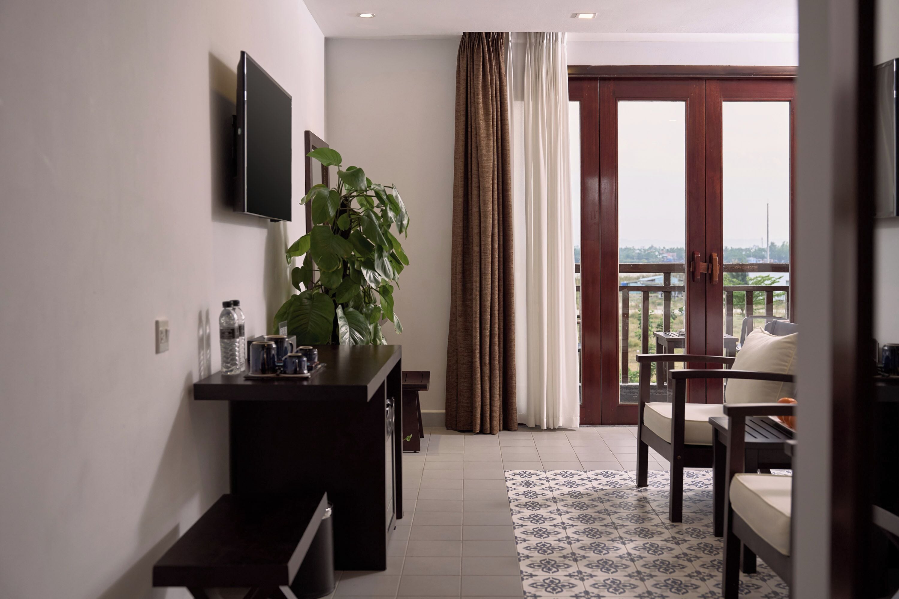 deluxe double or twin room, balcony, river view | living area | lcd tv, books