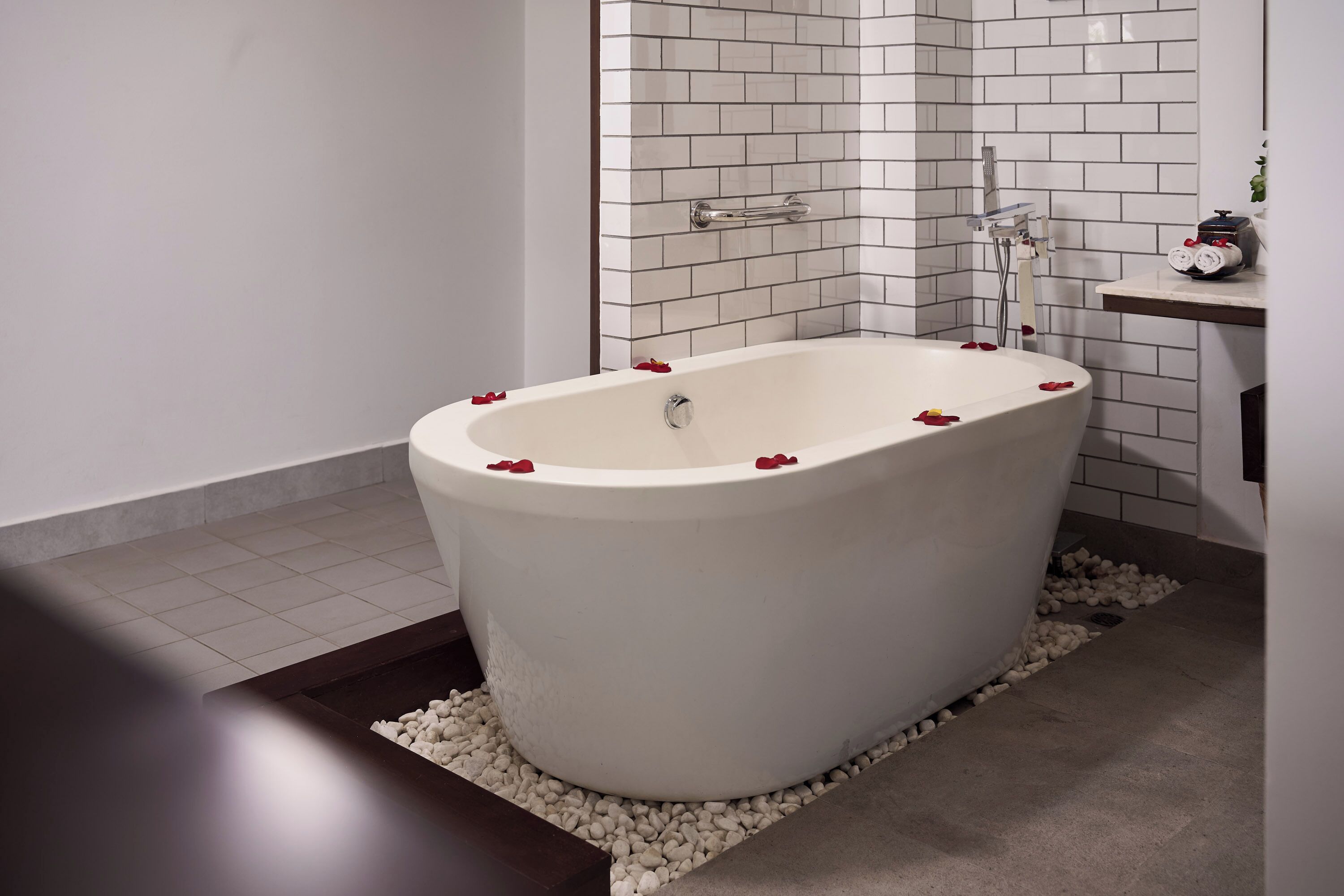 honeymoon suite, balcony, river view | bathroom | rainfall showerhead, free toiletries, hair dryer, bathrobes