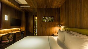 Premium bedding, free minibar, in-room safe, desk