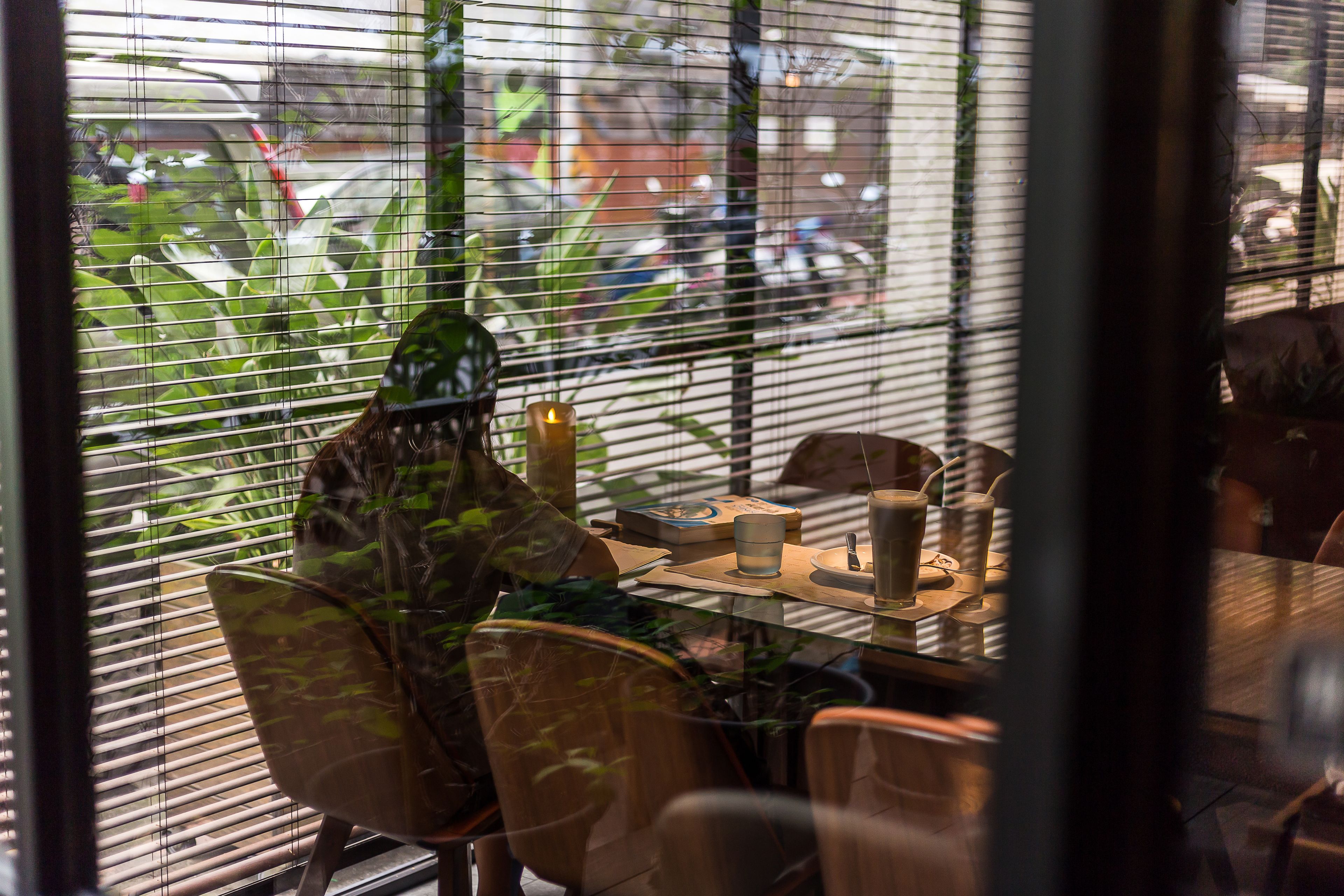 lunch and dinner served, international cuisine