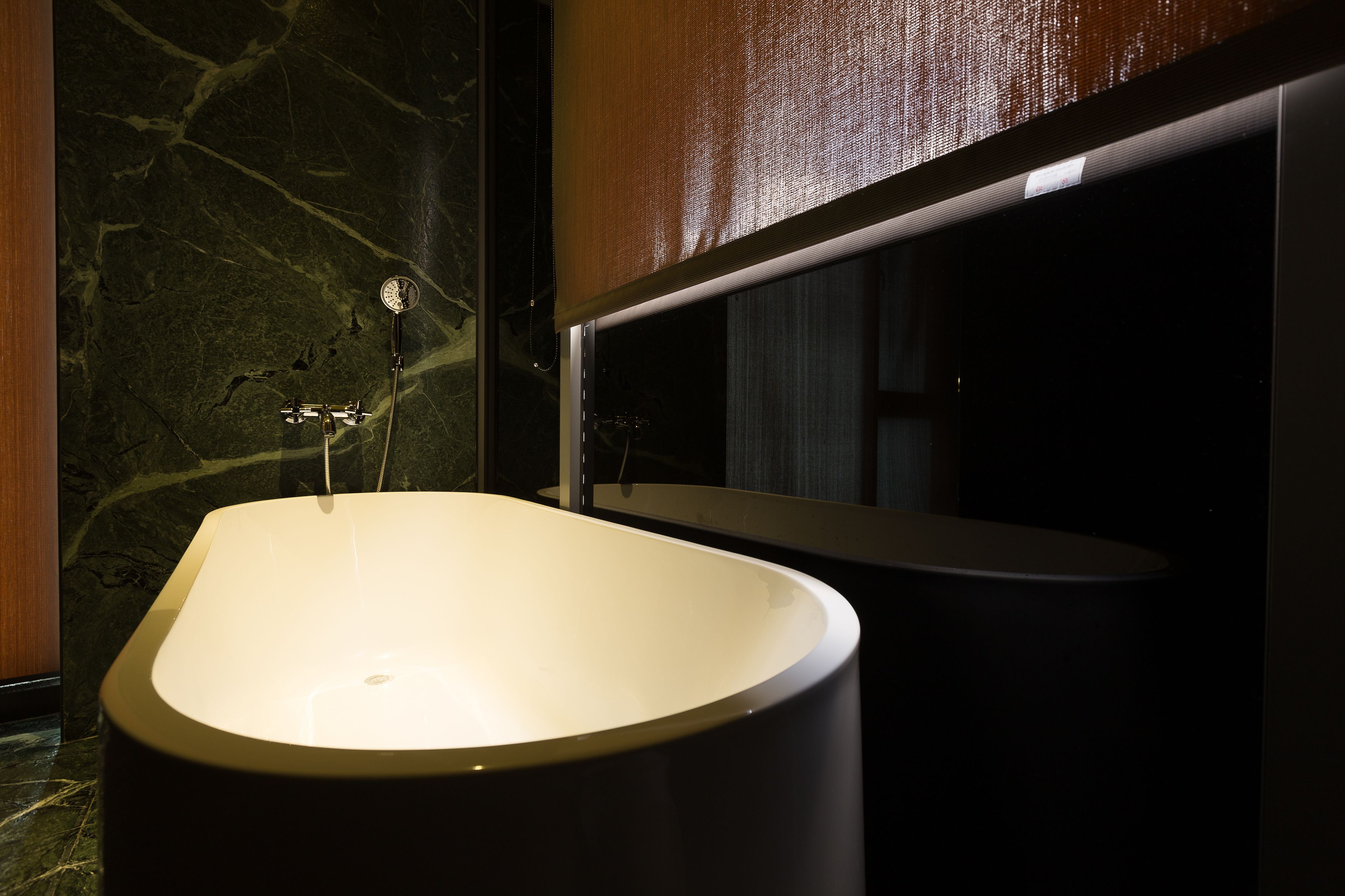 executive room, 1 queen bed | deep-soaking bathtub