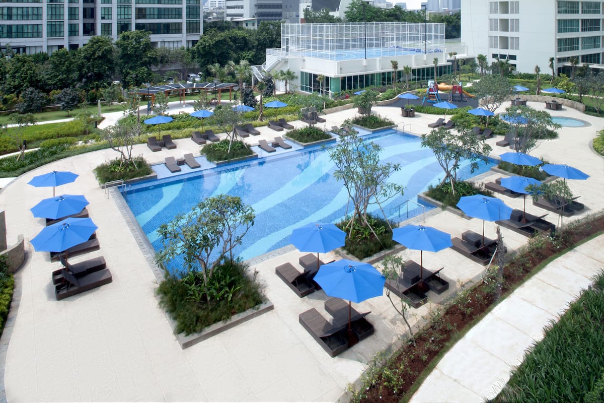 Piscine extérieure, chaises longues