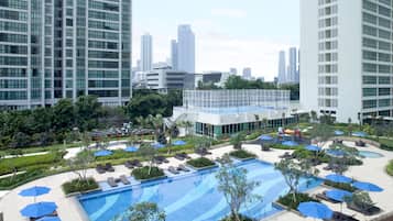 Outdoor pool, pool loungers