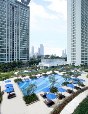 Outdoor pool, sun loungers - Fraser Place Setiabudi Jakarta (Jakarta)