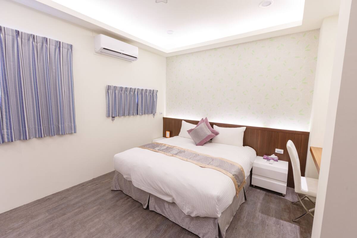 Elite Double Room | Desk, laptop workspace, blackout curtains, free WiFi