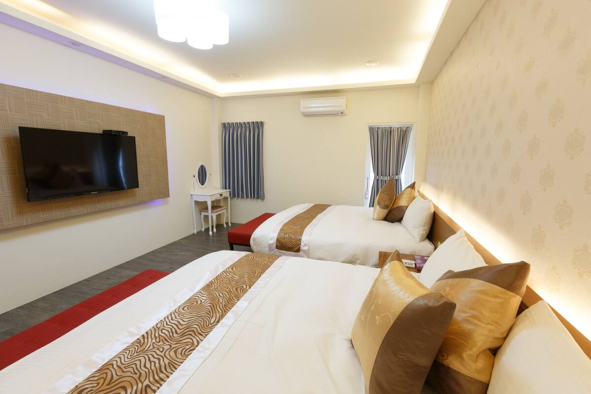 Elite Quadruple Room | Desk, laptop workspace, blackout curtains, free WiFi
