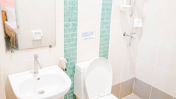 Suite (Quadruple) | Badkamer | Een douche, handdoeken