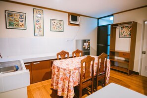 Habitación Grand, varias camas | Área de sala de estar | Televisión de pantalla plana 