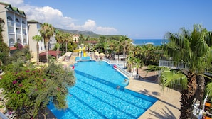 Outdoor pool, pool umbrellas, sun loungers - Kemal Bay Hotel - All Inclusive (Alanya)