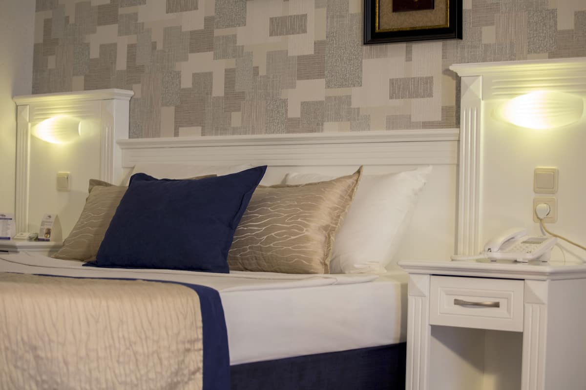 Een minibar met enkele gratis items, een bureau, gratis babybedden