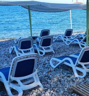 Plage privée, chaise longue, parasol