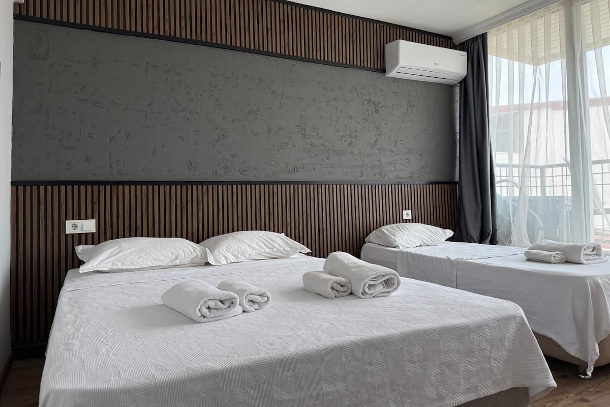 Chambre triple Standard | Coffre-fort, accès au Wi-Fi (inclus), literie fournie