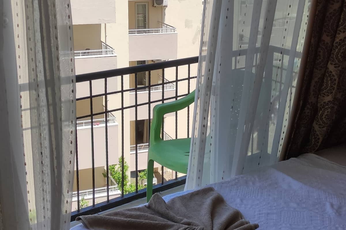 أغطية فراش متميزة وخزنة داخل الغرفة وواي فاي مجانًا وملاءات أسرّة