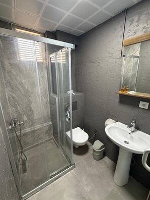 Standard Triple Room | Bathroom | Free toiletries, hair dryer - Romeo Beach Hotel (Kemer)