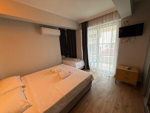 Standard Triple Room | Bathroom | Free toiletries, hair dryer - Romeo Beach Hotel (Kemer)