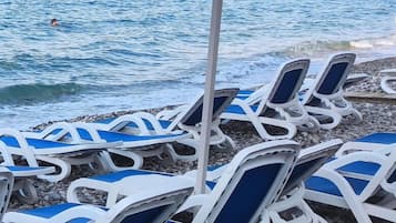 Privatstrand, LiegestĂŒhle, Sonnenschirme