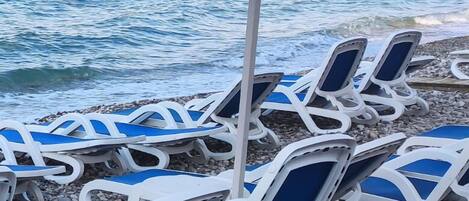 Privat strand, solsenger og parasoller