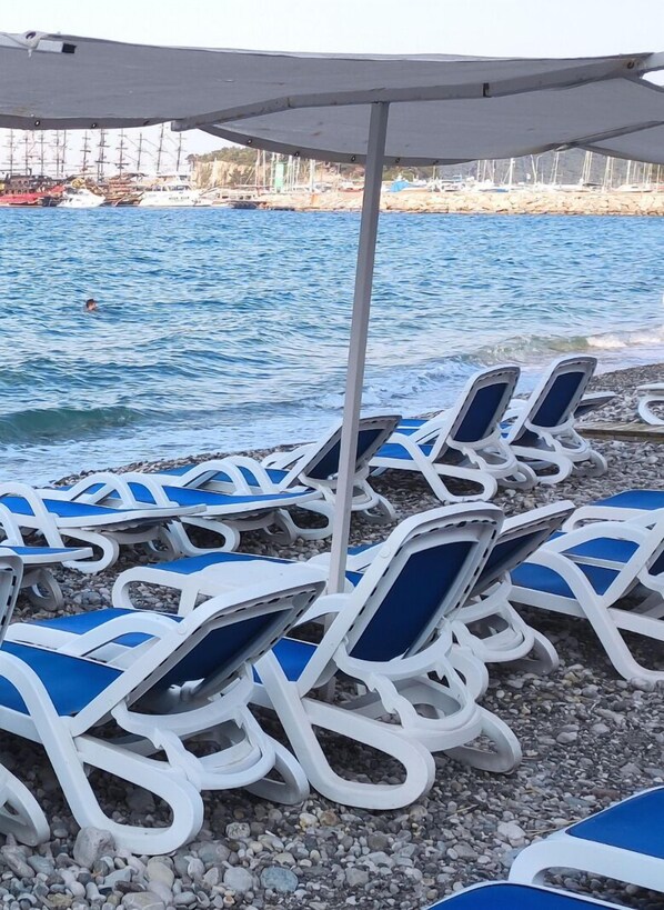 Private beach, sun-loungers, beach umbrellas - Romeo Beach Hotel (Kemer)