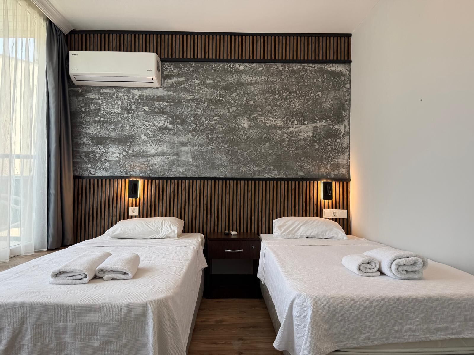 Chambre Standard | Coffre-fort, accès au Wi-Fi (inclus), literie fournie