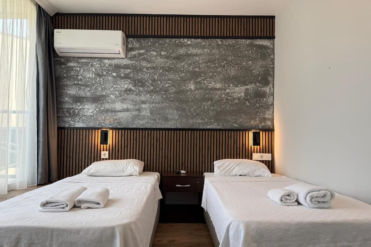 Chambre Standard | Coffre-fort, accès au Wi-Fi (inclus), literie fournie