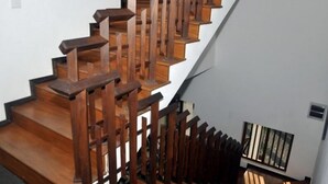 Una escalera moderna con escalones y barandillas de madera.