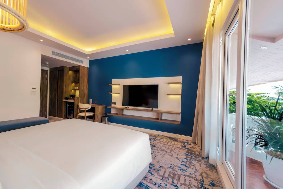 1 bedroom, pillow-top beds, minibar, in-room safe