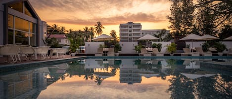 Outdoor pool, free pool cabanas, pool umbrellas