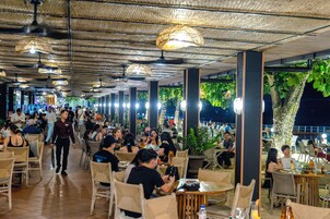 4 restaurants, breakfast, lunch, dinner served; Asian cuisine