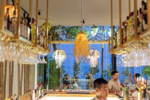 2 bars/lounges, poolside bar, beach bar - Queenco Entertainment Resort (Sihanoukville)