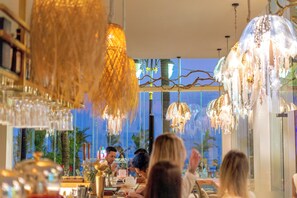 Poolside bar - Queenco Hotel & Casino (Sihanoukville)