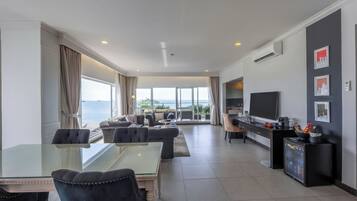 Royal Grand Suite Tower | Living area | 42-inch Smart TV with digital channels, TV, fireplace