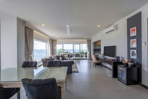 Royal Grand Suite Tower | Living area | 42-inch Smart TV with digital channels, TV, fireplace