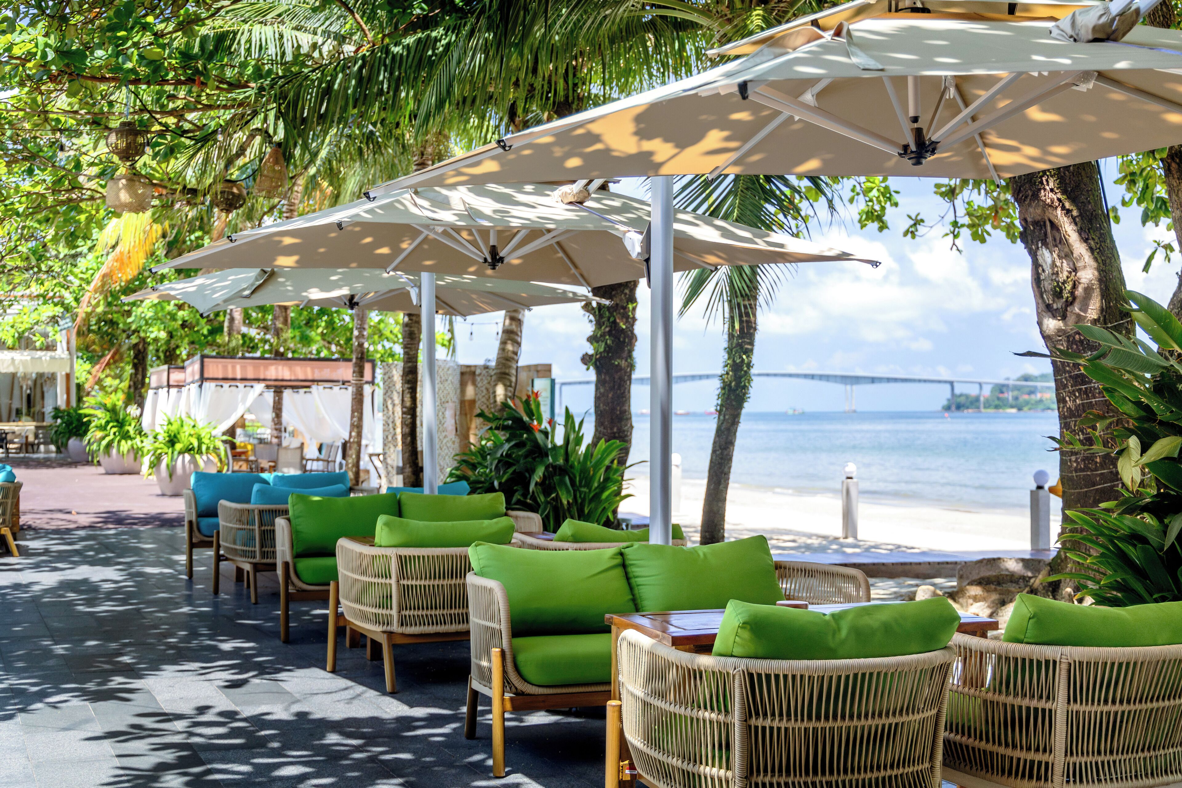 2 bars/lounges, poolside bar, beach bar