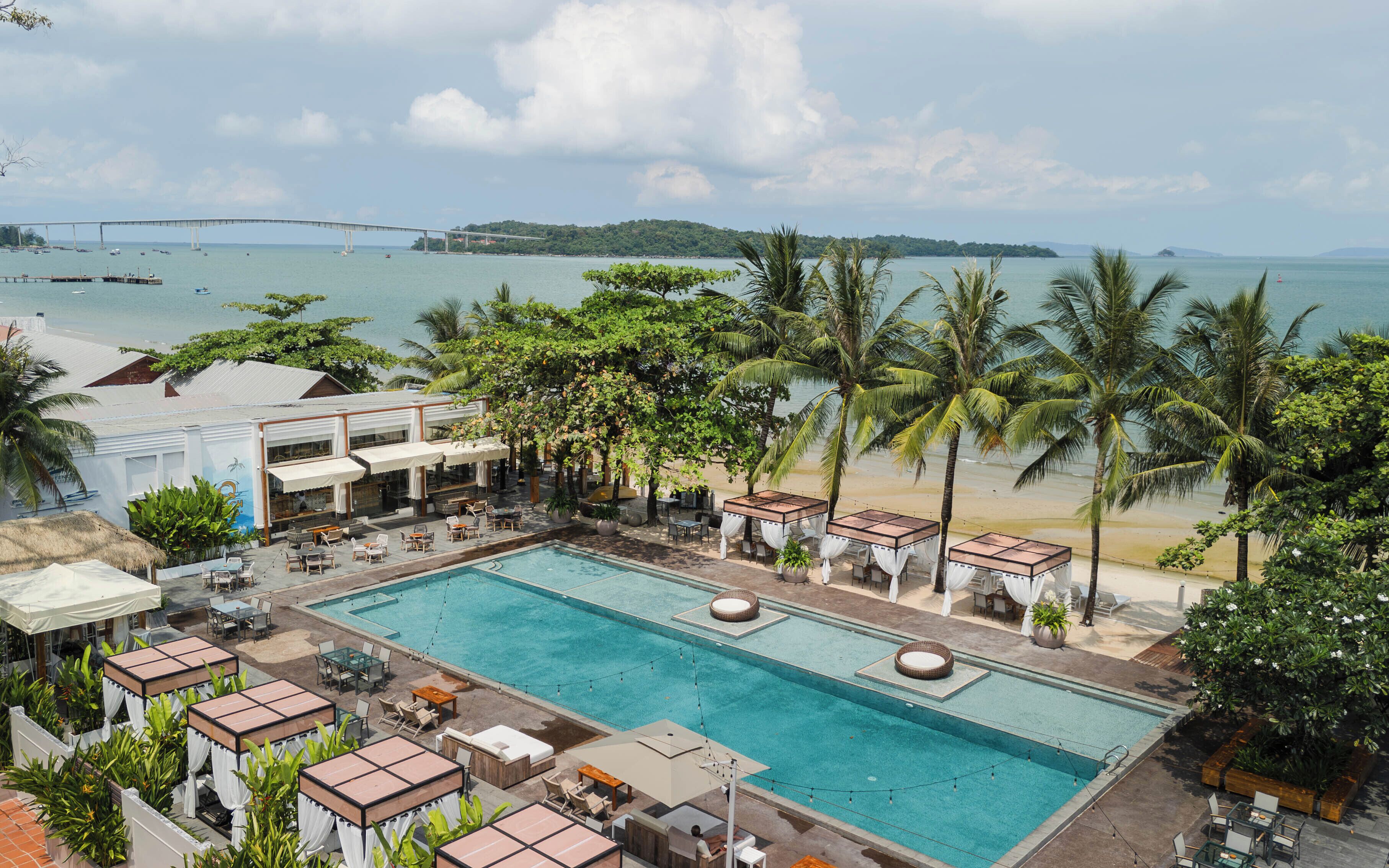 Una piscina al aire libre, cabañas de piscina gratuitas, sombrillas