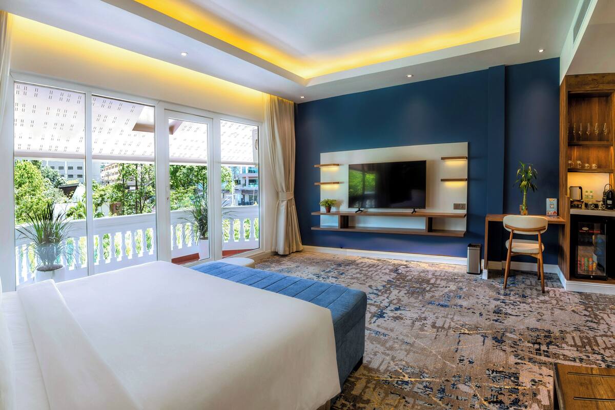 Junior Suite Beachfront | 1 bedroom, pillowtop beds, minibar, in-room safe
