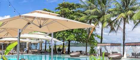 Bar junto a la piscina